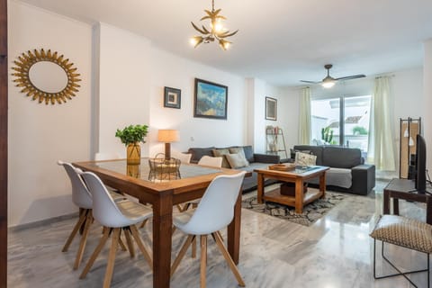 TV and multimedia, Living room, Seating area, Dining area, fireplace