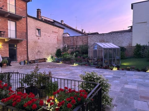 Recinto Nobili 4 - private parking vista cortile Apartment in Asti