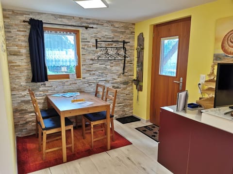 Seating area, Dining area