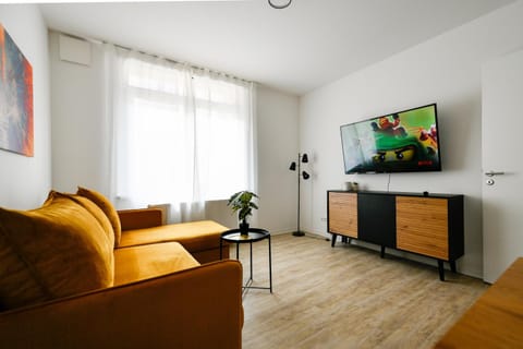 Communal lounge/ TV room, TV and multimedia, Living room