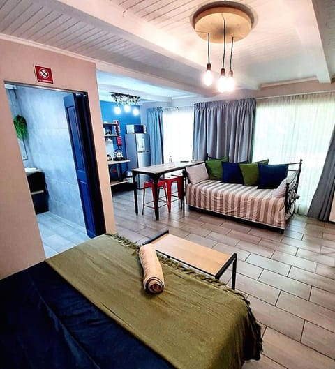 Bed, Living room, Photo of the whole room, Seating area, Dining area, Bedroom, Family