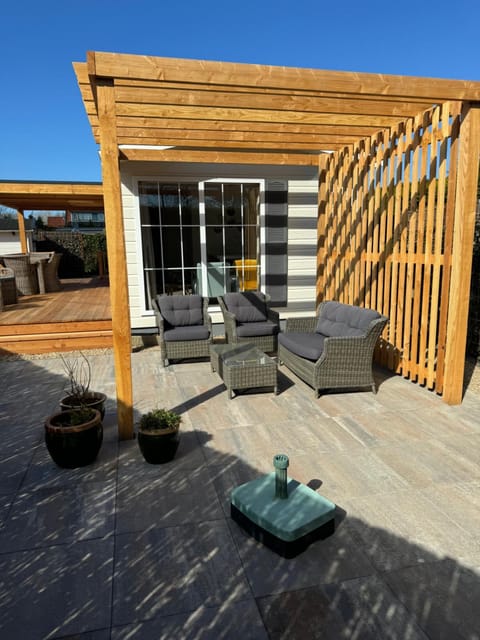 Property building, Patio, Day, Balcony/Terrace, Seating area