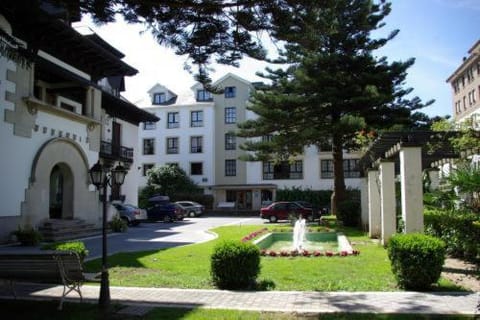 Facade/entrance, Facade/entrance, Day, Garden