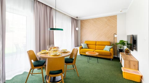 TV and multimedia, Living room, Seating area, Dining area