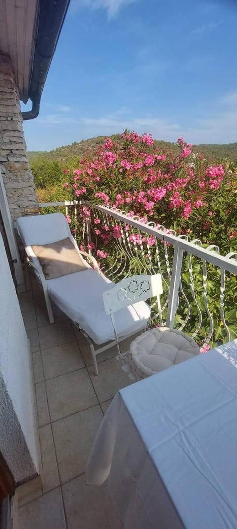 View (from property/room), Balcony/Terrace, sunbed