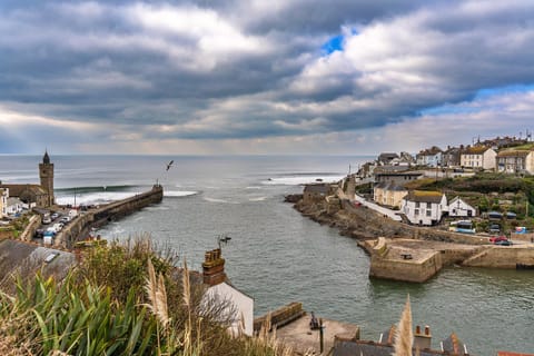 Nearby landmark, Day, Natural landscape, View (from property/room), Beach, City view, Lake view, River view, Sea view