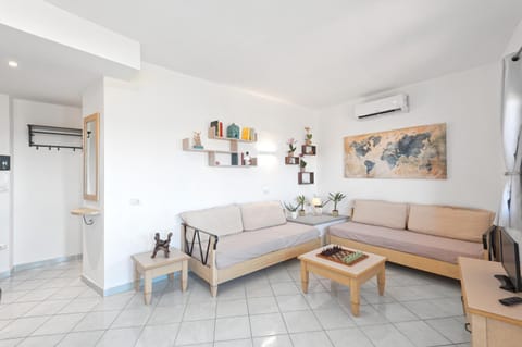 Living room, Seating area, air conditioner