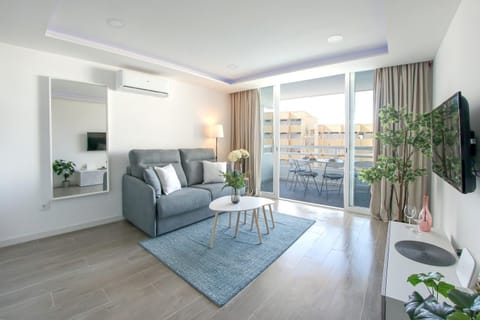 TV and multimedia, Balcony/Terrace, Seating area, air conditioner, air conditioner