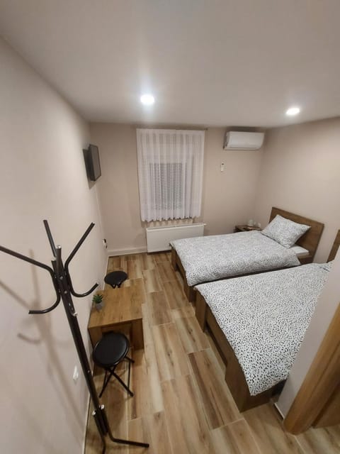 Bed, TV and multimedia, Bedroom