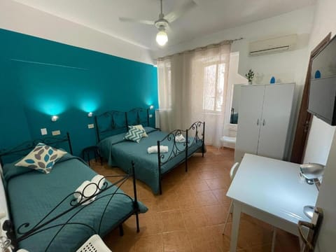 Bed, TV and multimedia, Living room, Photo of the whole room, Bedroom, fireplace, air conditioner