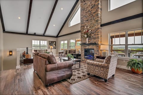 All Decked Out at Branson Cove House in Ridgedale