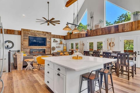 Walking on Sunshine House in Ridgedale