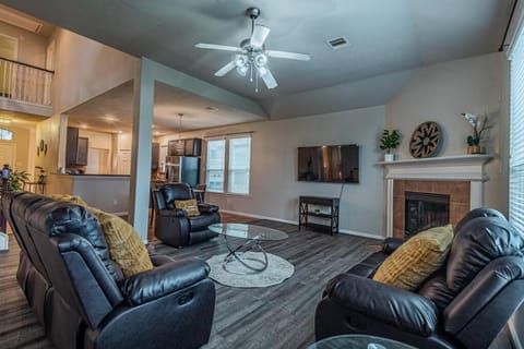 TV and multimedia, Living room, Seating area, Evening entertainment, fireplace