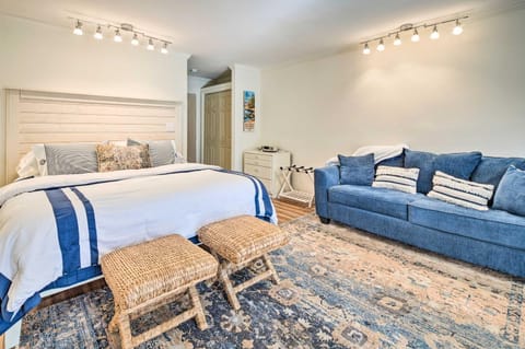 Balcony and Pool Access! Couples Escape in Lake Lure Apartment in Lake Lure