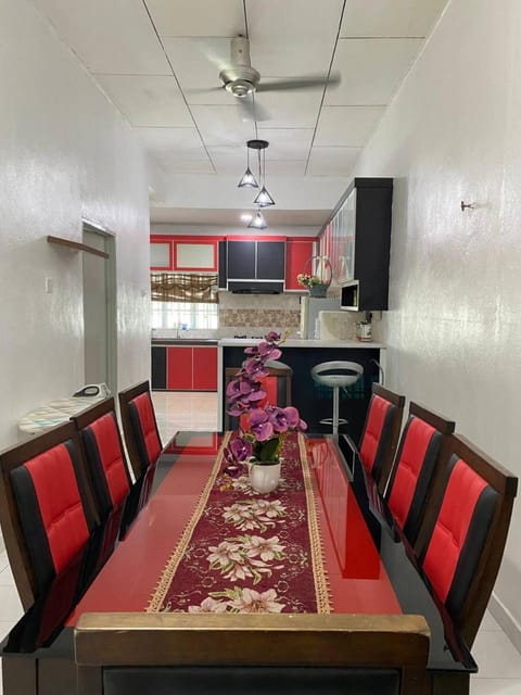 Kitchen or kitchenette, Seating area, Dining area