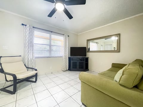 TV and multimedia, Living room, Seating area, fireplace