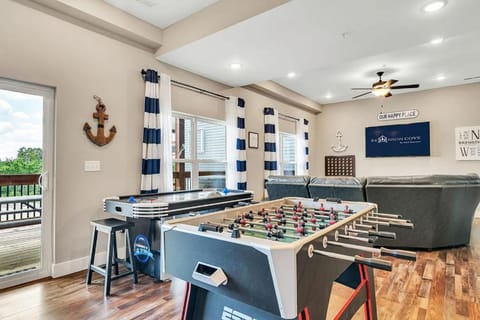 Lakeside Retreat House in Ridgedale