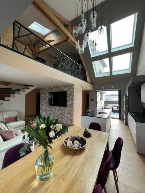 TV and multimedia, Kitchen or kitchenette, Living room, Seating area, Dining area