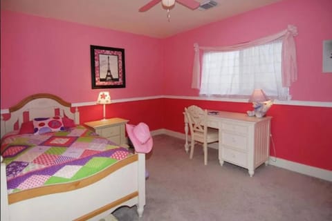 Bed, Photo of the whole room, Dining area, Bedroom, fireplace