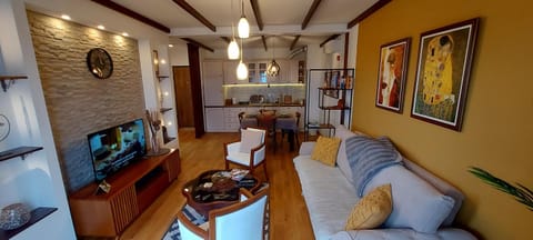 TV and multimedia, Living room, Seating area, Evening entertainment
