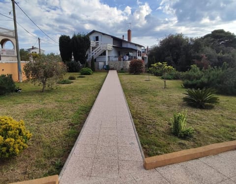 Property building, Spring, Day, Natural landscape, Garden, Garden view, Street view