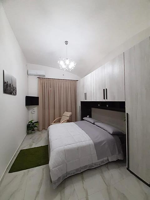 Bed, TV and multimedia, Photo of the whole room, Floor plan, Bedroom, hair dresser, internet, internet, locker, wardrobe, air conditioner, air conditioner
