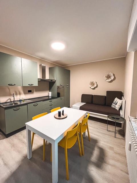 Kitchen or kitchenette, Living room, Dining area, dishwasher, locker, minibar, pet friendly, stove