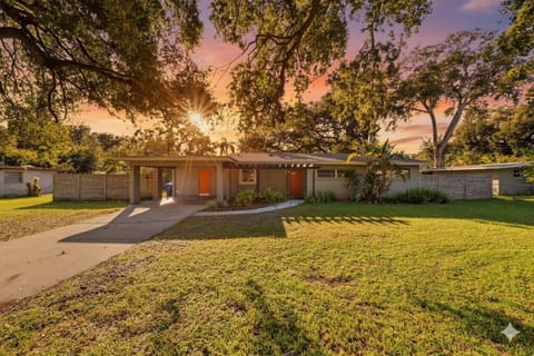 Happy Days at Two Oaks 4BD Home Minutes From Beautiful Lake Hollingsworth House in Lakeland
