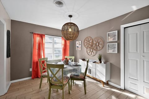 Seating area, Dining area