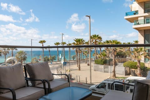 Day, Balcony/Terrace, Seating area, Beach