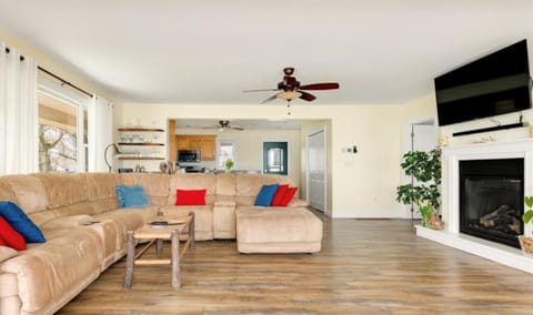 Stones Throw Cottage Oxley House in Lake Erie