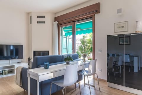 Communal lounge/ TV room, TV and multimedia, Living room, Dining area, Evening entertainment, air conditioner