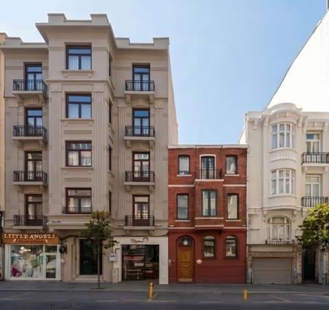 Property building, Facade/entrance, Day, Neighbourhood, City view, Street view, Location, acessibility