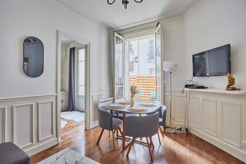 TV and multimedia, Seating area, Dining area
