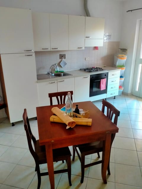 Kitchen or kitchenette, Dining area, pet friendly, stove