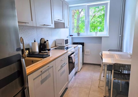 Coffee/tea facilities, Kitchen or kitchenette, Dining area, oven, stove