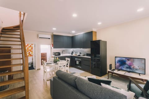 Communal lounge/ TV room, TV and multimedia, Kitchen or kitchenette, Living room, Seating area, Dining area, minibar, pet friendly, air conditioner