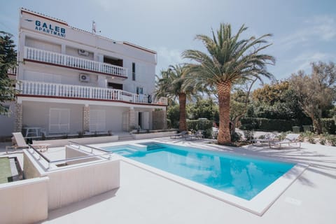 Property building, Patio, Day, Garden, Garden view, Pool view, Swimming pool, sunbed