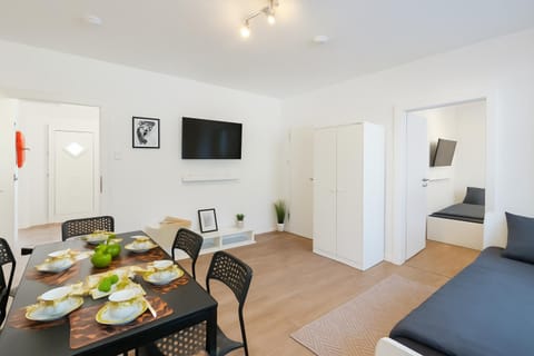 Bed, TV and multimedia, Seating area, Dining area, wardrobe