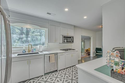 Coffee/tea facilities, Kitchen or kitchenette, dishwasher, minibar, stove, kitchen