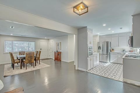 The Nathalie - curated, open, tree covered family House in North Charleston