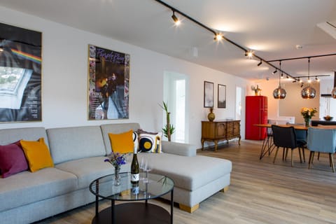 Living room, Seating area