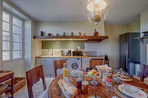 Coffee/tea facilities, Kitchen or kitchenette, Food and drinks, Dining area, Food, stove, toaster