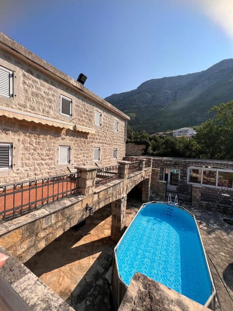 Property building, Day, Natural landscape, Mountain view, Pool view, Swimming pool, sunbed