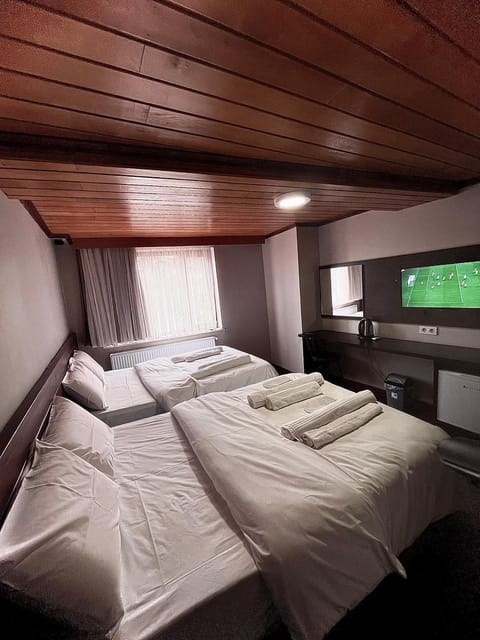 Bed, TV and multimedia, Bedroom