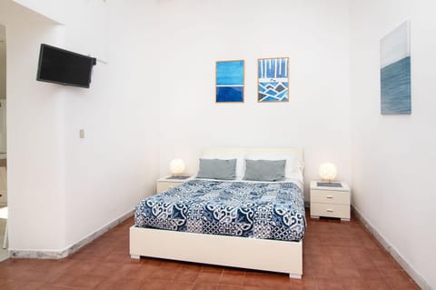 Bed, TV and multimedia, Bedroom