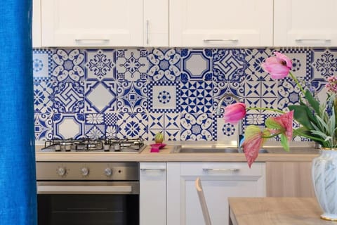 Kitchen or kitchenette, Dining area, stove