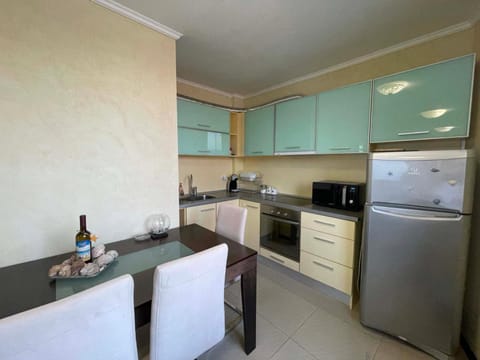Kitchen or kitchenette, Dining area, minibar, pet friendly