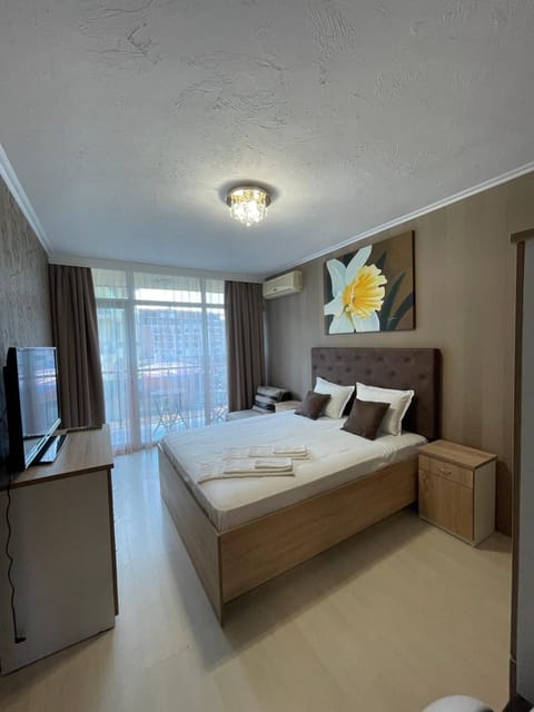 Bed, TV and multimedia, Photo of the whole room, Bedroom