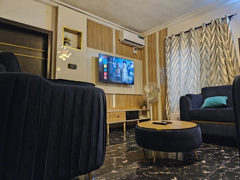 Communal lounge/ TV room, TV and multimedia, Living room, Seating area, Evening entertainment, air conditioner